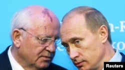 Mihail Gorbaçýow (çepde) we Wladimir Putin