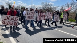 Marș de protest către închisoarea unde sunt ținuți șase activiști, 12 aprilie 2025. Foto: Jovana Krstić (RFE/RL)