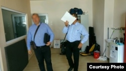 Cei doi inspectori ANAF la sediul RISE Project, București, 6 iulie 2017.