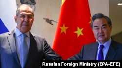 Poziția ministrului de externe rus a fost făcută într-o videoconferință organizată de omologul său chinez. Serghei Lavrov (stânga), alături de ministrul chinez de externe, Wang Yi, 23 martie,2021
