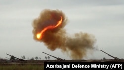 Azerbaýjanyň Goranmak ministrliginiň web-saýtynda çap edilen wideodan alnan surat. Wideoda azerbaýjan artilleriýasynyň Daglyk-Garabag sebitindäki ermeni separatistleriniň pozisiýalaryna tarap ok atylýandygy aýdylýar. 28-nji sentýabr.
