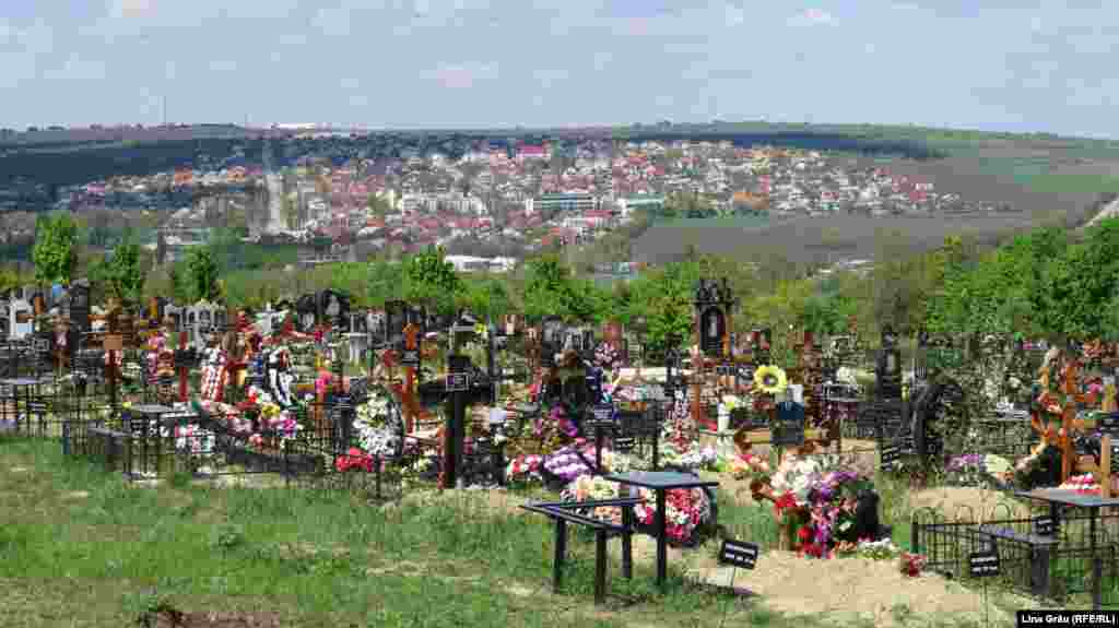 Paștele Blajinilor la Cimitirul Sfântul Lazăr din Chișinău. „Sectorul nou” al cimitirului, mormintele proaspete sunt din perioada pandemiei de Covid-19. Pe fundal - o suburbie a Chișinăului.