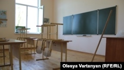 Пограничники никогда не задерживали детей, даже если случайно натыкались на них в стороне от пропускного пункта. Но около месяца назад школьников впервые не пропустили к школе. Их развернули и отправили домой