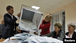 Несмотря на то что выборы в Южной Осетии освещались местной, российской и западной прессой достаточно подробно, кандидатам, потерпевшим поражение в ходе первого тура, журналисты не уделили особого внимания