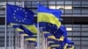 Прапори України та ЄС перед будівлею Європарламенту, березень 2022 року