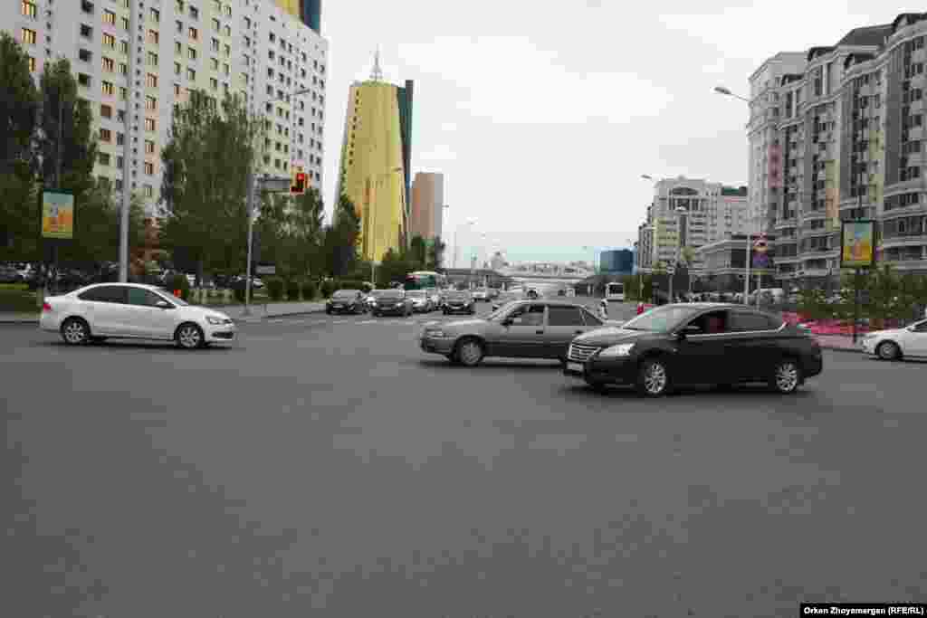 Улица Мангилик ел в центре Астаны, на Левом берегу. Тут проведен ремонт накануне выставки EXPO. 