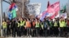 Studenții cu steaguri ale Serbiei și ale departamentelor universitare a în timp ce merg la un protest la Kragujevac, Serbia, pe 15 februarie.