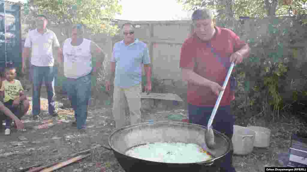 Жители в некоторых частях Астаны сами организовали праздничное угощение. На отдельных местах установлены казаны, в которых варят плов. 