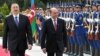 Президент Азербайджана Ильхам Алиев (слева) со своим румынским коллегой Траяном Басеску, Баку, 18 апреля 2011 г. 