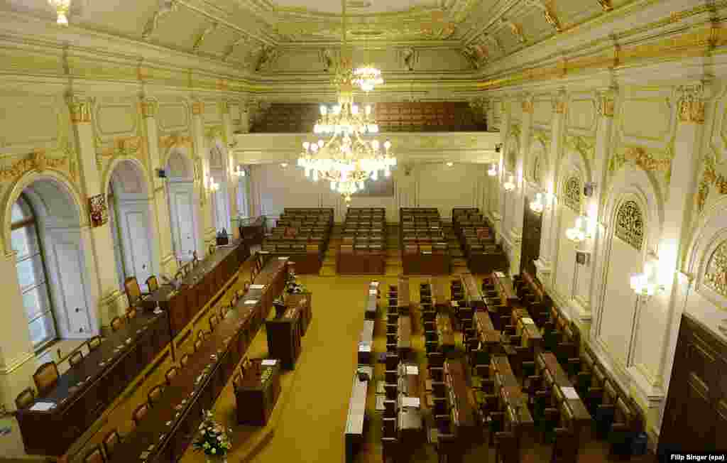 Празната сала на Долниот дом на чешкиот парламент по одлуката за самораспуштање во август годинава.