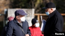 În regiunea Lazio, masca sanitară este obligatorie și pe stradă pentru a limita răspândirea noului coronavirus în perioada sărbătorilor de iarnă, Roma , 23 decembrie 2021.