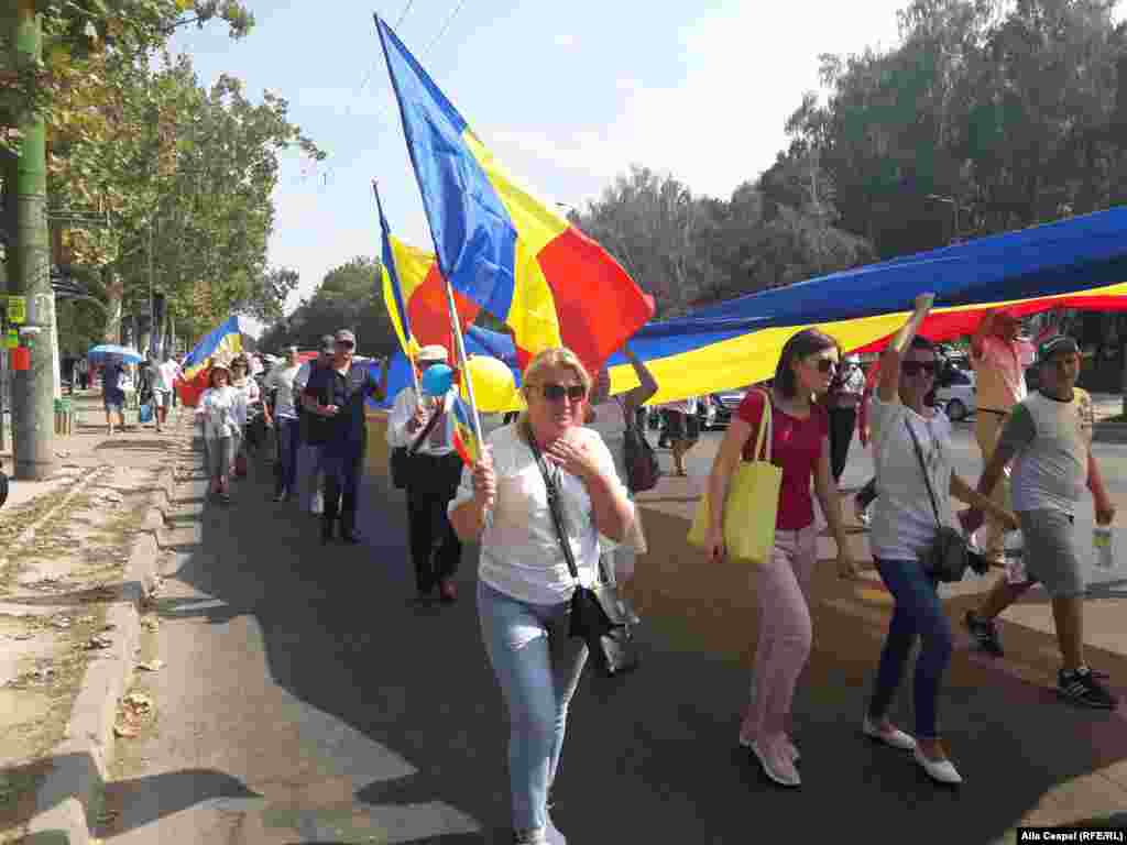 „În căutarea autobuzelor pierdute”: Marea Adunare Centenară întreruptă, marș spre periferie unde ar fi blocate trei autocare cu participanți, Chișinău, 1 septembrie 2018