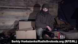 «Турыст» у бліндажы паказвае шпулю з оптавалаконным кабэлем