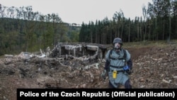 Піротехнік оглядає місце після вибуху в 2014 році. Існує «обґрунтована підозра щодо ролі членів російської військової розвідки… у вибуху», заявив прем’єр-міністр Чехії Андрей Бабіш