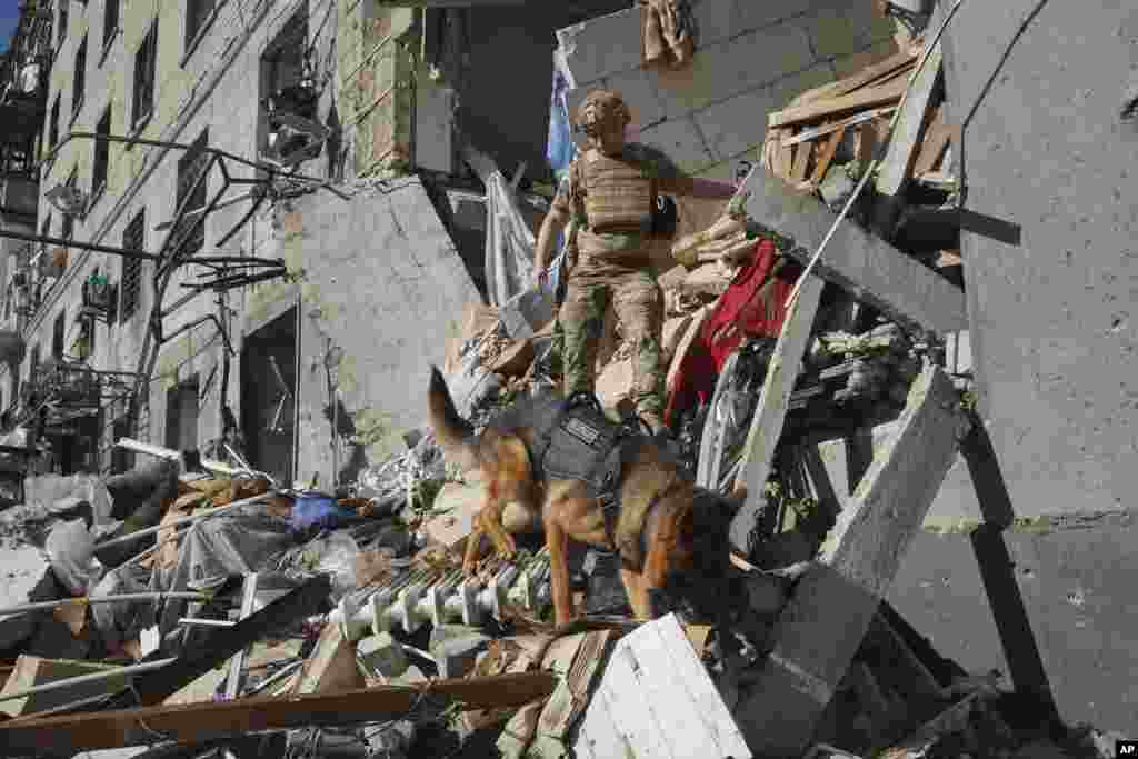 Napad na Harkiv uslijedio je nakon što je Rusija 22. juna gađala grad s četiri zračne bombe, pogodivši peterokatnu stambenu zgradu (na fotografiji). Najmanje dvije osobe su poginule, a deseci su povrijeđeni.