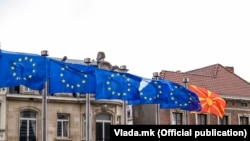Flamujt e BE-së dhe ai i Maqedonisë së Veriut - Fotografi ilustruese.