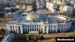17 березня Верховна Рада скасувала всі свої пленарні засідання через загрозу коронавірусної хвороби COVID-19. З того часу парламент провів кілька позачергових засідань