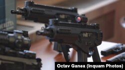Românii pot deține în prezent două arme pentru care au nevoie de permis.
