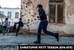 Martuni, Nagorno-Karabakh: Mulți dintre copiii de aici și-au pierdut tații, frații, sau casele. La școala din Martuni, 30 de copii sunt refugiați și 20 sunt orfani.