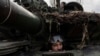 Ukrán katona egy tankban a bahmuti frontvonalon. 2023. március 6. 