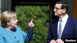 Cancelara germană Angela Merkel și premierul polonez Mateusz Morawiecki