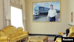 Berdimuhamedowyň suraty ýerleşdirilen uly plakatlar Türkmenistanyň ähli künjeklerinde, ýurduň ähli edaralarynda ýerleşdirilip başlandy.