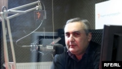 Представитель коалиции «За свободу выбора» Ираклий Мелашвили утверждает, что своими действиями члены правящей партии грубо нарушали закон «О политических объединениях граждан», который запрещает бесплатное обслуживание населения