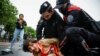 La Istanbul, poliția a interzis ținerea de manifestații de Ziua Muncii în Piața Taksim, scena tradițională a multor proteste din trecut. Demonstranții care au încercat să intre, totuși, în piață, au fost &bdquo;placați&rdquo; de forțele de ordine.&nbsp;<br />
<br />
&nbsp;