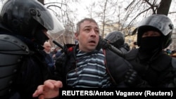 Egy szentpétervári tüntető letartóztatása