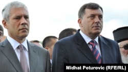 Сербиянын президенти Борис Тадич (солдо) менен Босния Серб республикасынын премьери Милорад Додик Паледеги орто мектептин ачылуу салтанатында.
