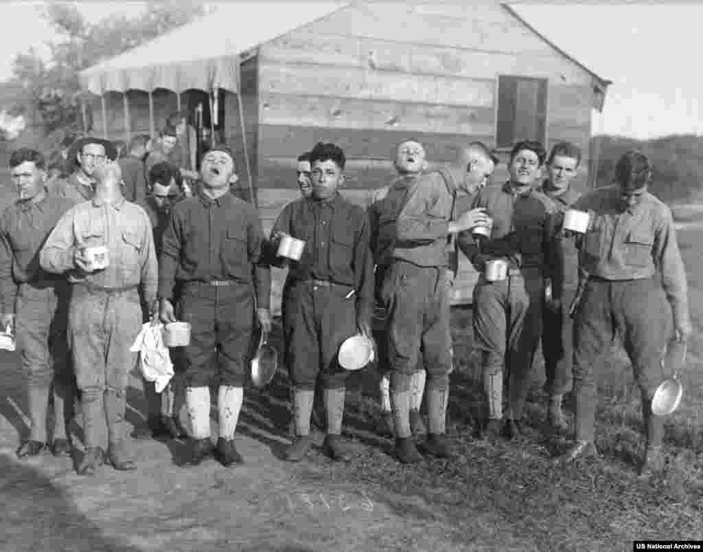 Bărbați într-o tabără militară americană fac gargară cu apă sărată, o metodă îndoielnică recomandată de medicii vremii.