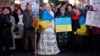 O persoană îmbrăcată în denumiri de minereuri la aniversarea a trei ani de declanșarea invaziei ruse pe scară largă din Ucraina, la New York, pe 24 februarie.