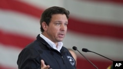 Guvernatorul statului, Ron DeSantis, a declarat că frații Tate nu sunt bine veniți în Florida.
