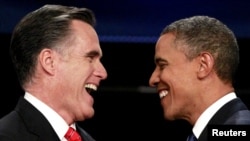 Mitt Romni (çepde) we Barak Obama. 3-nji oktýabr, 2012 ý.