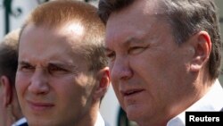Екс-президент України Віктор Янукович (П) і його син Олександр 