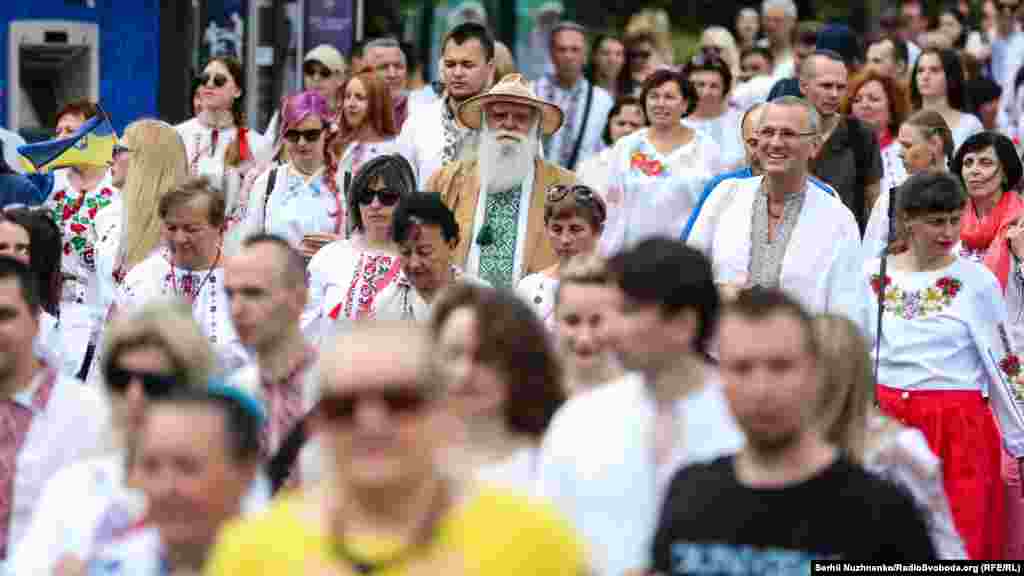 «Вишиванка – моя Україна», – говорить пані Марія, яка приїхала на Мегамарш із Чорнобильського району
