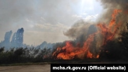 Російські рятувальники нагадують про те, що з 1 травня на території всього півострова встановлено особливий протипожежний режим