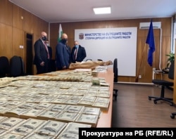 Главният прокурор Иван Гешев и главният секретар на МВР Ивайло Иванов разглеждат намерените банкноти в СДВР