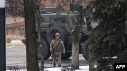 Январь окуясы күндөрүндөгү Алматыдагы аскер кызматкери. 2022-жыл, 8-январь