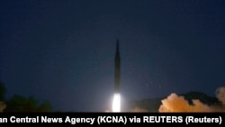 Lëshimi i një rakete hipersonike nga Koreja e Veriut më 11 janar 2022.
