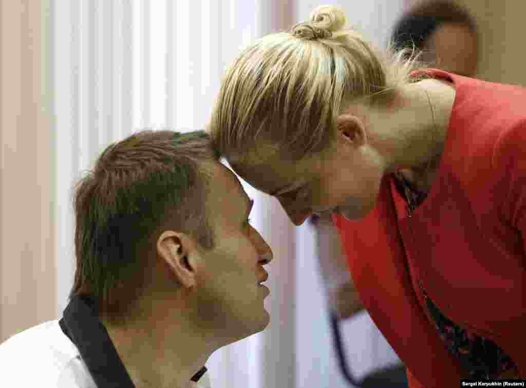 Navalnij és felesége, Júlia egy bírósági tárgyalás szünetében 2013-ban Kirovban. A vád ezúttal 16 millió orosz rubel (64,6 millió forint) ellopása volt egy állami fűrészáru cégtől. Navalnij tagadta a vádakat. Végül 5 év börtönre ítélték, amelyet felfüggesztett börtönbüntetésre enyhítettek a széleskörű tüntetések után. 