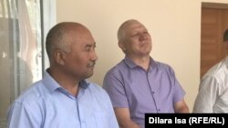 Председатель независимой профсоюзной организации «Достойный труд» Ерлан Балтабай (слева) на оглашении приговора по его делу. Шымкент, 17 июля 2019 года.