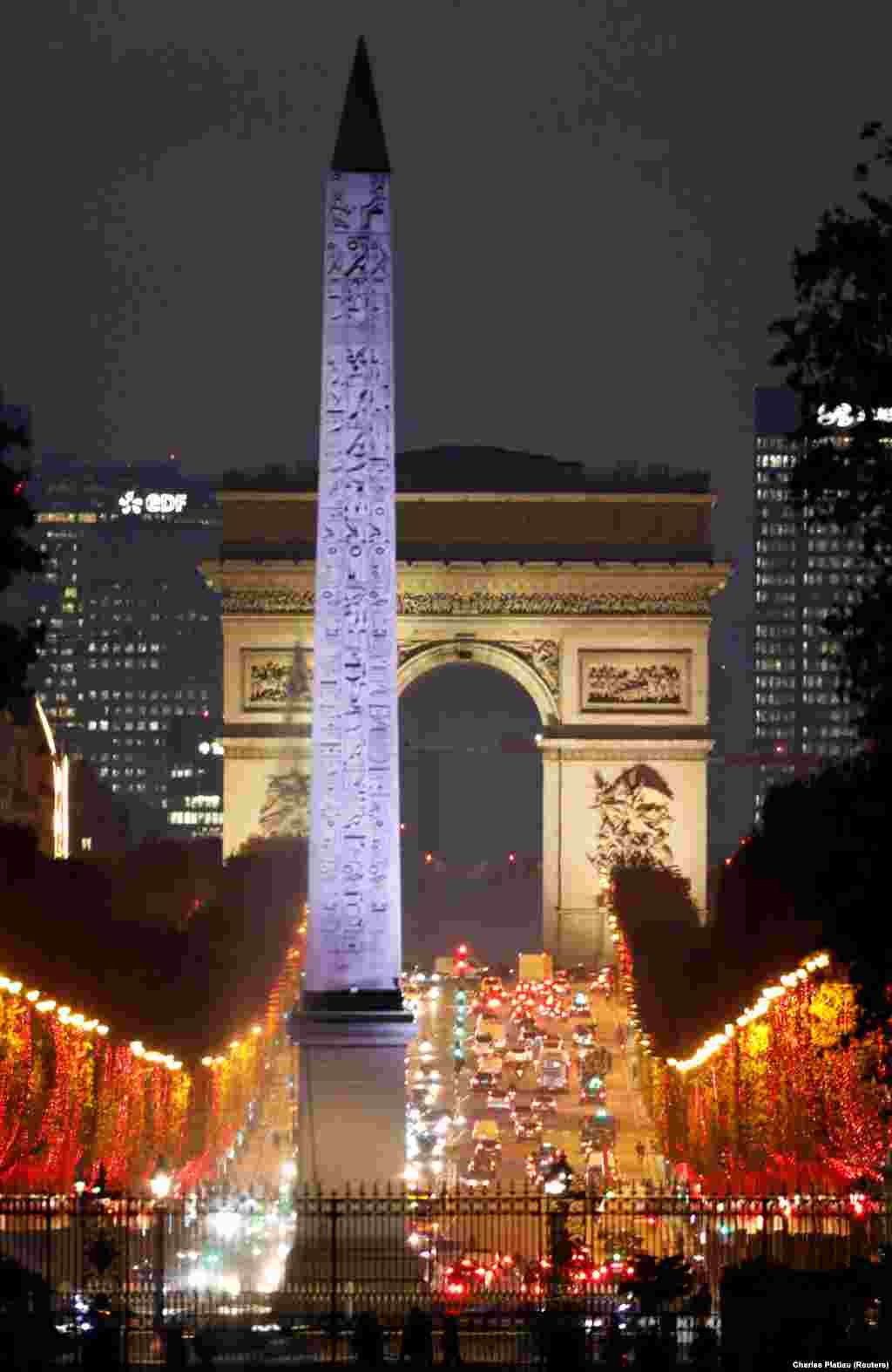 Karácsonyi égők díszítik Párizs ikonikus sugárútját, a Champs-Élysées-t.