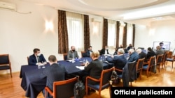 Foto nga një takim i një prej komisioneve të përbashkëta të Shkupit dhe Sofjes.
