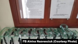 Ochelarii de protecție puși la uscat după dezinfectare. Medicii spun că aceștia se reutilizează, 12 aprilie 2020