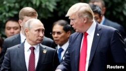 Президенттер Путин жана Трамп APEC уюмунун Вьетнамдагы саммитинде. 11-ноябрь, 2017-жыл. 
