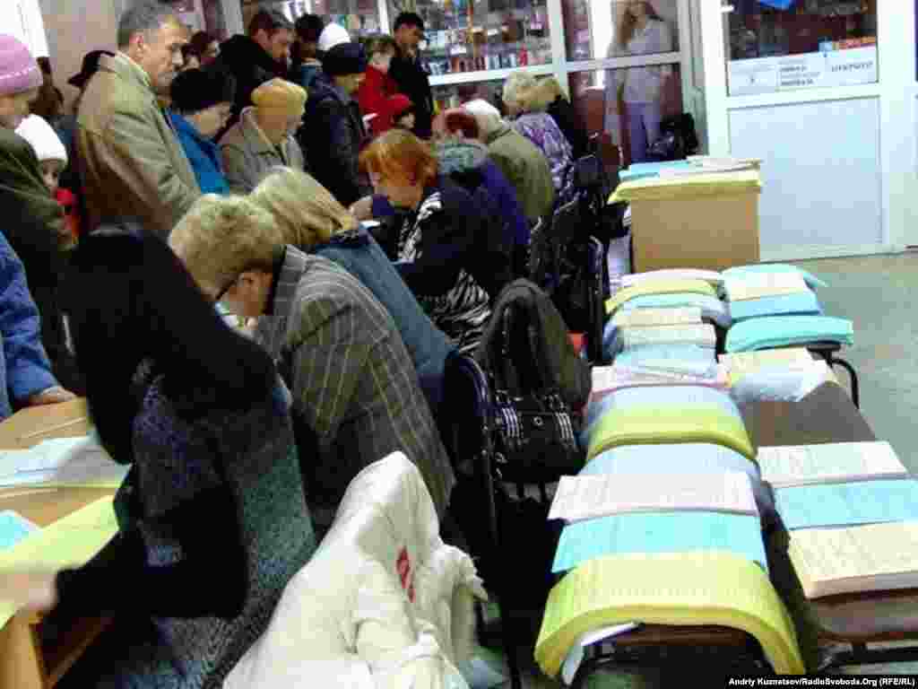 Причиною черг називають велику кількість бюлетенів. Луганськ, 31 жовтня