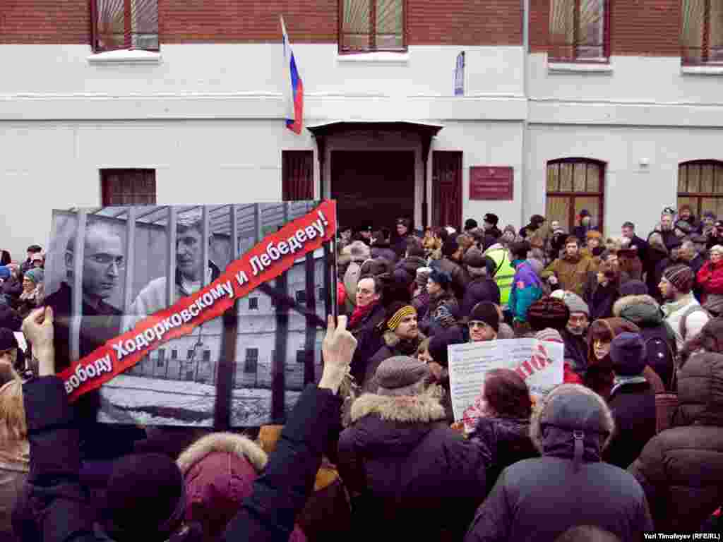 Ходорковский һәм Лебедевны яклап урам чарасында катнашучылар