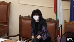 Председателката на парламента Цвета Караянчева по време на среднощното заседание на парламента, което изненадващо приключи със замразяване на заплатите на няколкостотин души