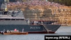 Флагман російського флоту крейсер «Москва» в Севастополі. 28 травня 2007 року. «Москва» затонула 14 квітня 2022 року, внаслідок ураження двома ракетами берегового ракетного комплексу РК-360МЦ «Нептун» Військово-морських сил України